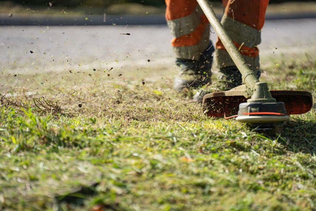 Ocala's Best Grass Cutting Service Near Me: What Homeowners Need to Know 1 technician performing a grass cutting service near me on a Florida residential lawn
