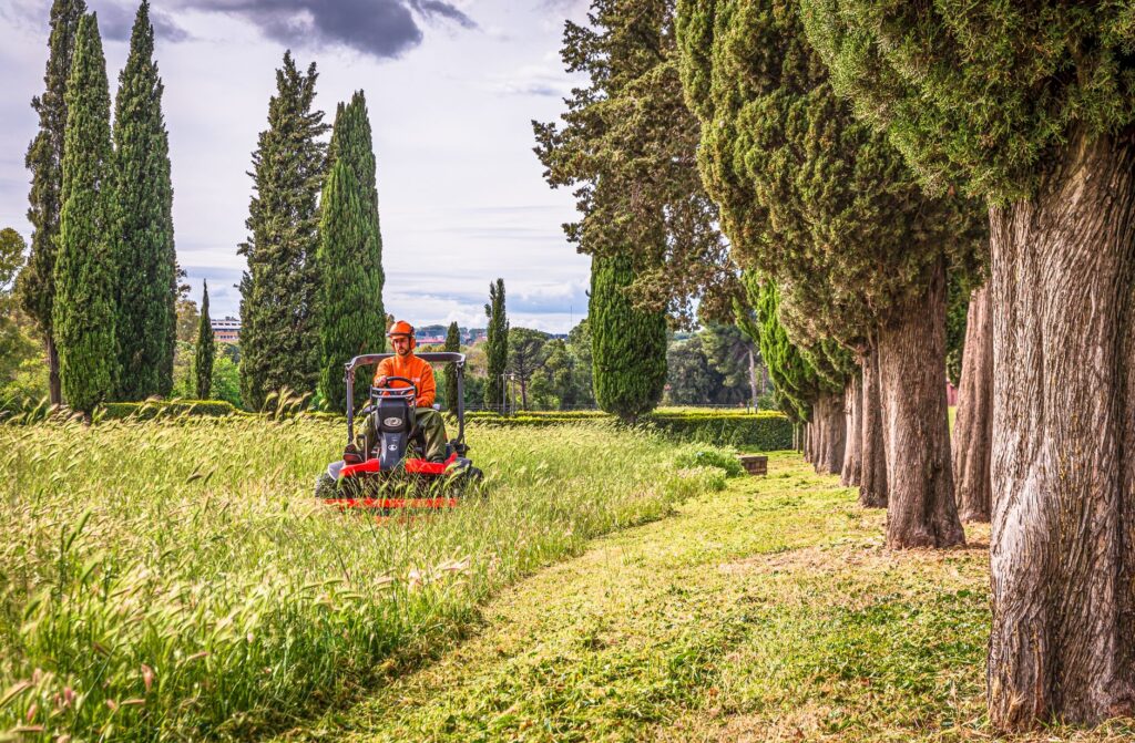 Lawn Mowing Service Near Me: Find Ocala's Trusted Pros 1 lawn mowing service near me crew mowing a St. Augustine lawn in Ocala FL