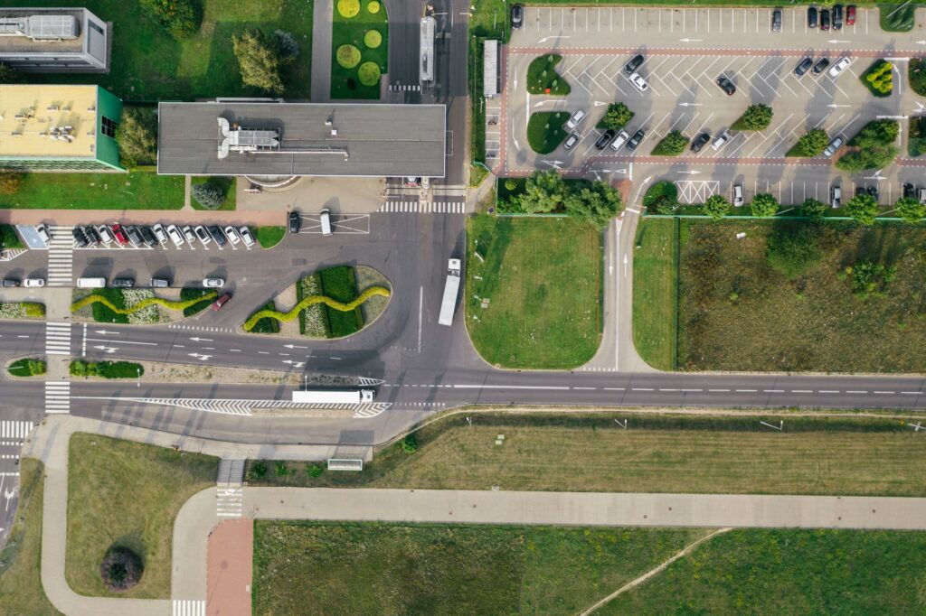 Your Guide to Commercial Lawn Care Cleaning Services in Ocala, Florida (2026) 2 before-and-after comparison of an Ocala commercial parking lot lawn edge